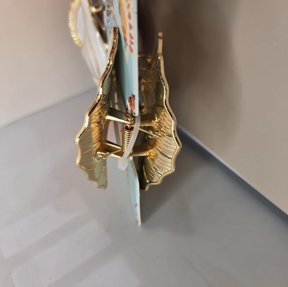 💛▪️Piper K ▪️Gold and White Shell Hair Claw Clips Set Of 2